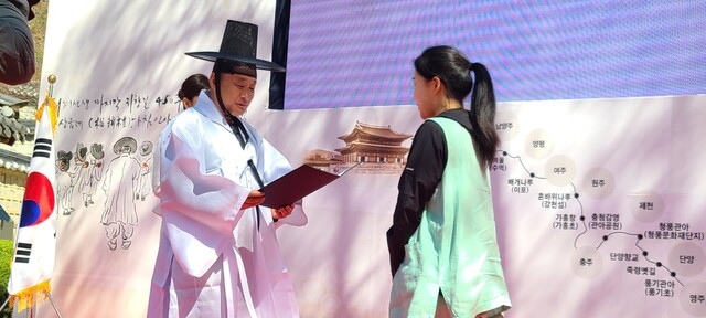 조이현 학생은 행사 폐막식에서 기행문 쓰기 부문 대상(경북도지사상)을 수상했다. 사진 벤자민인성영재학교.