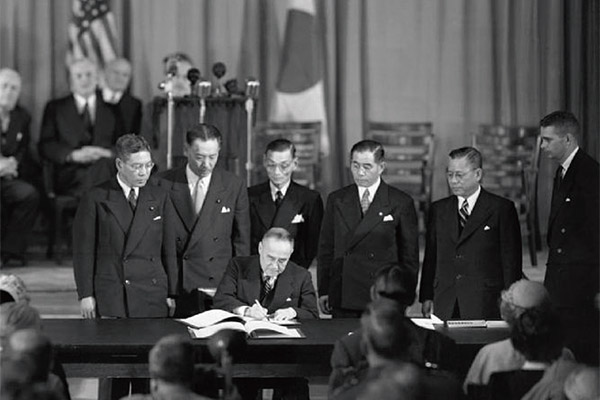 1951년 9월 8일 조인한 샌프란시스코강화조약. 독도 영유권을 포함한 동북아 영토분쟁의 불씨가 되었다. 사진 동북아역사재단.
