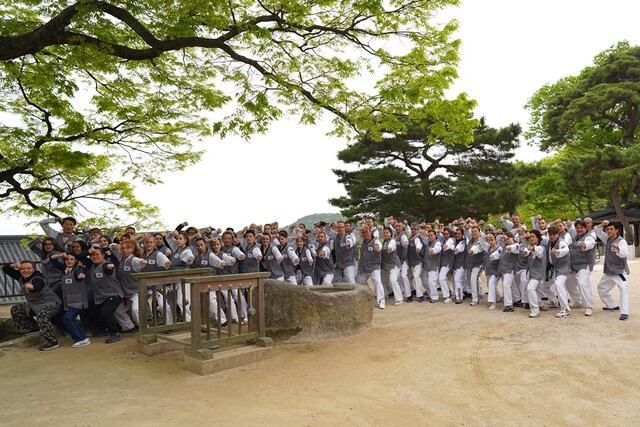 아름다운 수덕사에서 태권도 자세를 취하는 72명의 프랑스 태권도인. 사진 한국관광공사