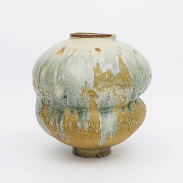 초록돌 항아리 Green Stone Jar 소금가마, 1300℃ 소성, 47×46×46cm, 2023. 사진 한국공예·디자인문화진흥원