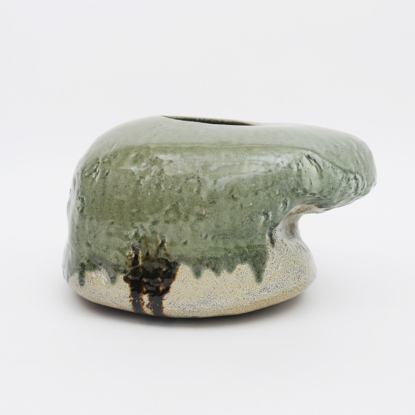 초록돌 Green Stone 소금가마, 1300℃ 소성 23×43×33cm, 2023. 사진 한국공예·디자인문화진흥원
