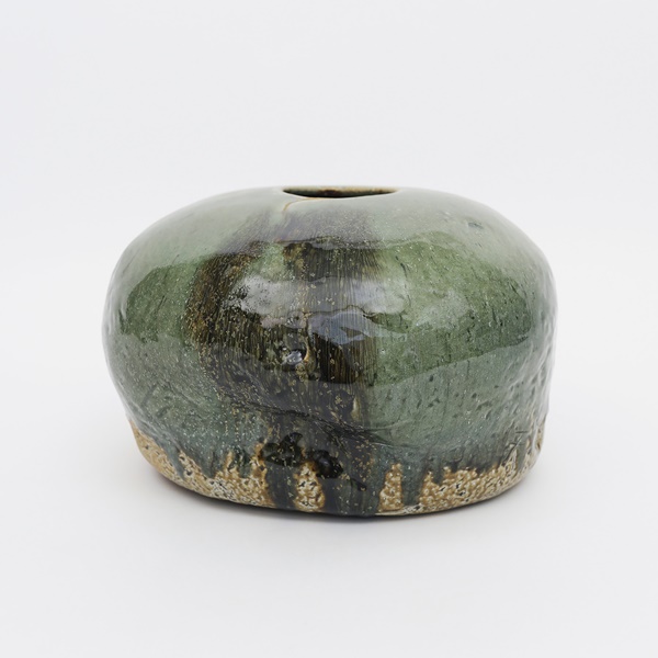 초록돌 Green Stone 소금가마, 1300℃ 소성 26×40×38cm, 2023. 사진 한국공예·디자인문화진흥원