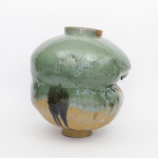 초록돌 항아리 Green Stone Jar 소금가마, 1300℃ 소성 64×59×59cm, 2023. 사진 한국공예·디자인문화진흥원