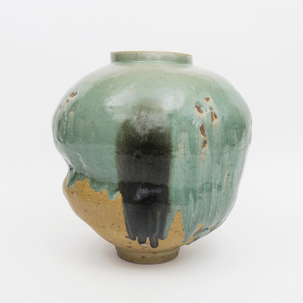초록돌 항아리 Green Stone Jar 소금가마, 1300℃ 소성, 49×45×45cm, 2023. 사진 한국공예·디자인문화진흥원