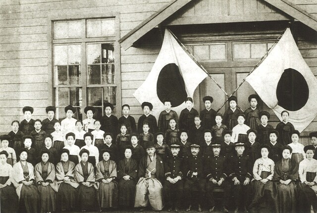 1912년 경성여자고등보통학교(현 경기여고) 제2회 졸업기념사진. 사진 '일제강점기'(박도 저, 눈빛출판사).