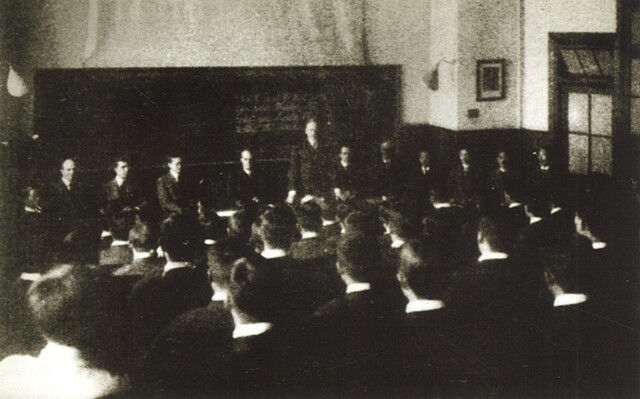 1917년 세브란스의전(현 연세대학교) 학생들의 수업시간. 사진 '일제강점기' (박도 저, 눈빛출판사).
