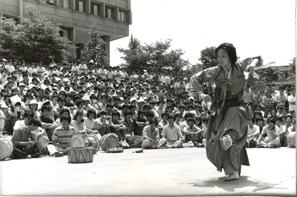 1987년 6월 26일, 서울대 아크로폴리스에서 바람맞이춤 추는 이애주 선생. 사진 이애주문화재단