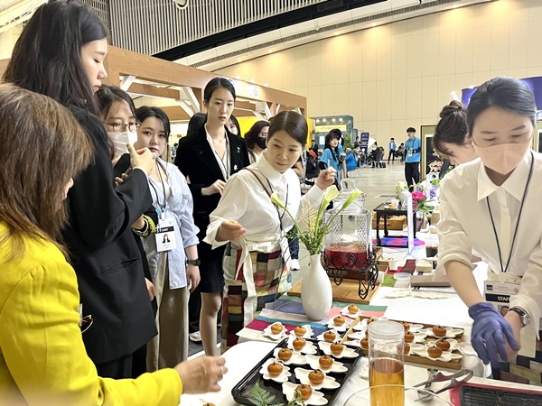 제56차 아시아개발은행(ADB) 연차총회 참가자들이 한식홍보관에서 한식을 체험하고 있다. 사진 한식진흥원