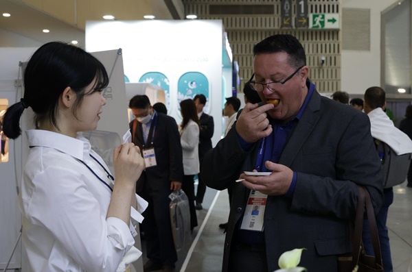 제56차 아시아개발은행(ADB) 연차총회 참가자가 한식홍보관에서 한식을 체험하고 있다. 사진 ㅜ한식진흥원
