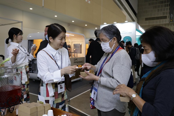 제56차 아시아개발은행(ADB) 연차총회 참가자들이 한식홍보관에서 한식을 체험하고 있다. 사진 ㅜ한식진흥원