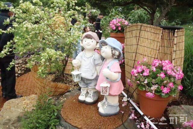 담양 대나무축제 현장 생태농업체험관을 안내하는 아이들. 사진 강나리 기자.