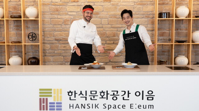 한식홍보대사 김재원과 파브리 셰프 김치 면 요리 대결. 사진 한식진흥원