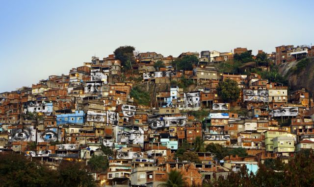 Women Are Heroes, Action in Favela Morro da Providencia, Favela by day, Rio de Janeiro, Color lithograph, 2008. © JR-ART.NET. 사진 롯데뮤지엄