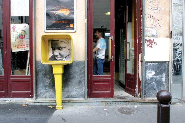 세대의 초상 Portrait of Generation, Araba, Installation image. Wheat-pasted poster on building, Gelatin silver photogragh © JR-ART.NET. 사진 롯데뮤지엄