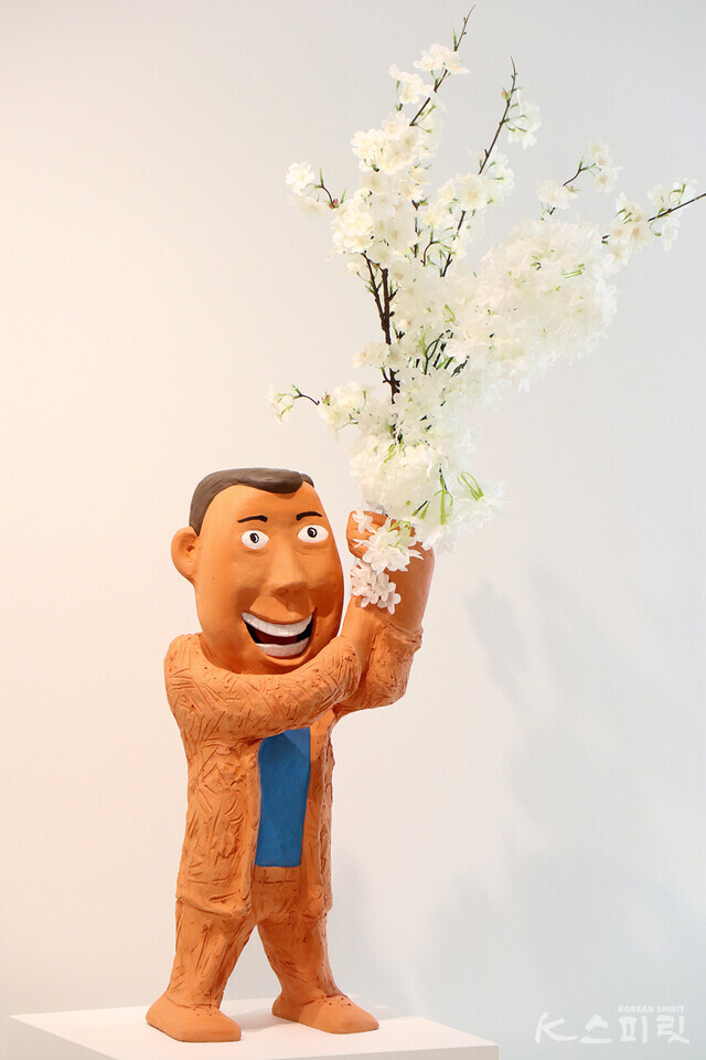 꽃을 든 남자 II, A Man with the flower II, 2021, 92(h) x 29 x 25 cm / 질구이 재벌, 유리병, 꽃 [사진 김경아 기자]