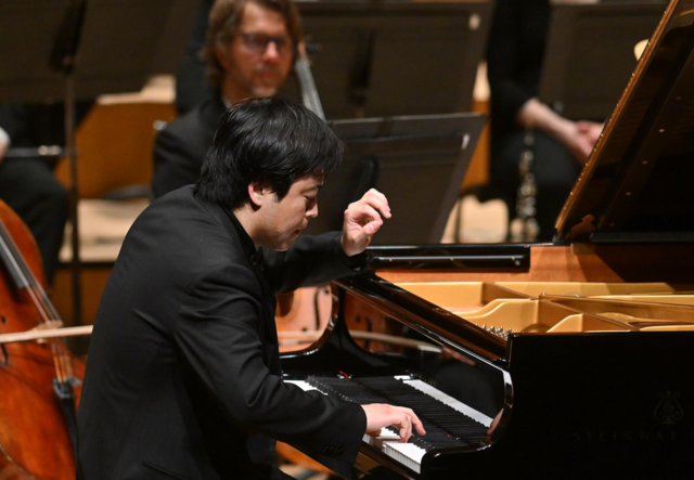 피아니스트 김선욱이 런던 심포니 오케스트라와  협연하고 있다.  photos by Mark Allan. 사진 주영한국문화원