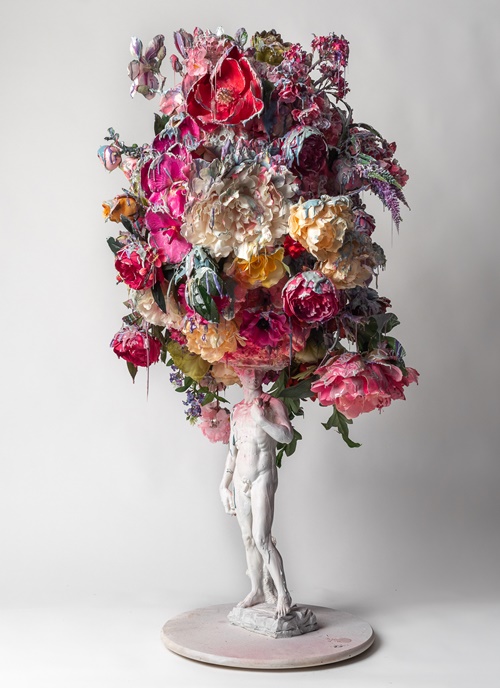 박효진,  Paradise lost Bouquet, 2023, resin, fake flowers, wood, 53x57x115cm. 사진 아뜰리에아키