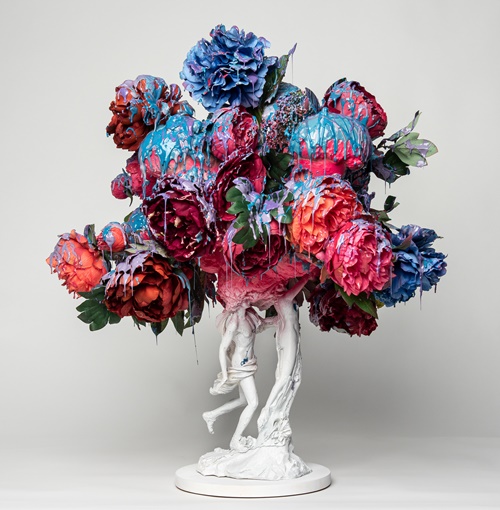 박효진, Lovers Summer, 2023, resin, fake flowers, wood, 47x60x70cm. 사진 아뜰리에 아키