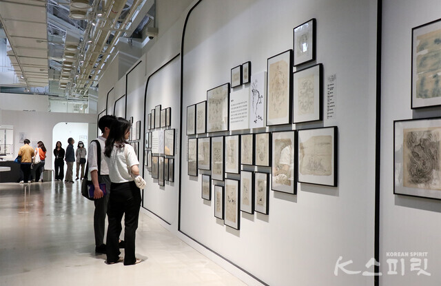 서울공예박물관은 7월 23일까지, 근현대 나전칠공예의 희귀자료를 공개하는 특별전 '나전장의 도안실'을 개최한다 [사진 김경아 기자]