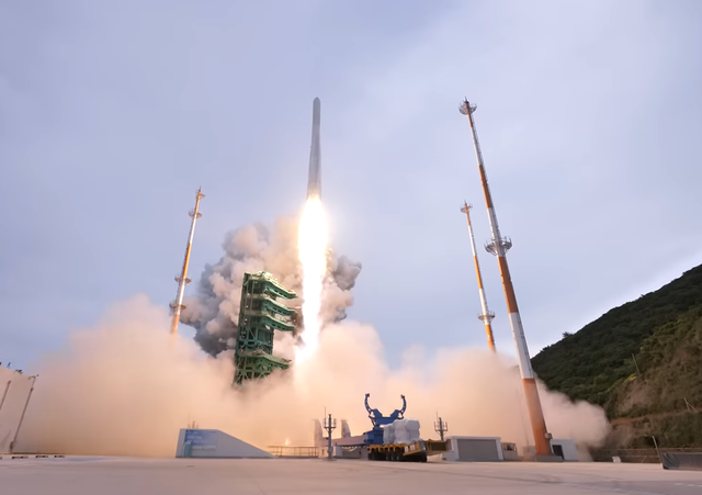 과학기술정보통신부와 한국항공우주연구원은 5월 25일 오후 6시 24분 정각에 발사한 누리호가 목표 궤도에 투입되어 차세대소형위성 2호를 성공적으로 분리·안착시켰음을 확인하였다. 사진 한국한공우주연구원 유튜브 갈무리