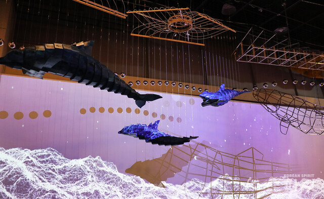 고래가 바다 속을 유영하는 장면을 재현한 키네틱 작품, '고래의 꿈', 최문석 [사진 김경아 기자]