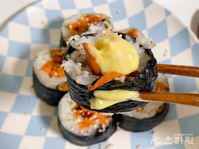 달콤한 제주당근에 마늘향을 살짝 입힌 '마늘향 당근 김밥'. 비건레시피로 한끼 간단히 먹기에 좋다. 사진 백연지 시민기자.