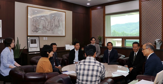 캄보디아 연수단이 한국학중앙연구원 관계자들과 담화를 하고 있다.  사진 한국학중앙연구원
