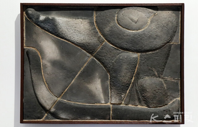 '춤추는 뱃사람', 1965, 테라코타, 58×79×7cm, 테라코타에 채색, 서울시립미술관 소장 [사진 김경아 기자]