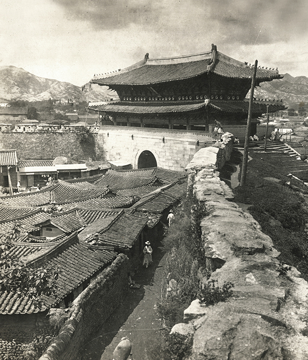 한양 도시성곽의 옛 모습. 조지 로스가 촬영한 1904년 숭례문 주변 모습으로, 1900년대 초까지만해도 좌우 성벽이 온전했음을 확인할 수 있다. 이 성벽은 1920년대 일제에 의해 모두 헐렸다. 사진 서울특별시 한양도성 누리집.