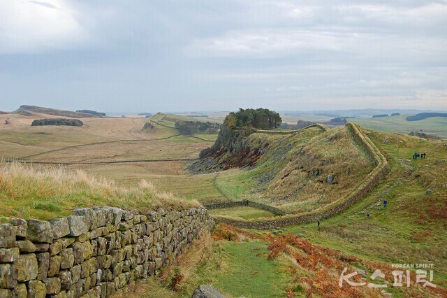 영국의 로마시기 대표적 방어 유산인 하드리아누스 방벽. 사진 Pixaby이미지.