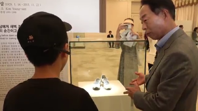 지난 3일 청와대 본관에서 개최 중인 '우리 대통령들의 이야기, 여기 대통령들이 있었다' 특별전시에서 깜짝 도슨트를 맡은 김현철 씨가 아버지 김영삼 전 대통령의 조깅화를 소개했다. 사진 청와대 국민개방 누리집.