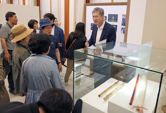 노태우 전 대통령의 상징소품 퉁소에 대해 관람객에게 설명하는 아들 노재헌 동아시아문화센터 이사장. 사진 청와대.