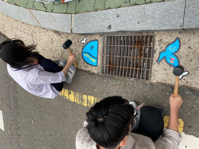 서울시자원봉사센터는 한강유역 빗물받이를 시민들이 자발적으로 청소 및 점검하는 캠페인 '안녕, 빗물받이'를 전개한다. 사진 서울시.