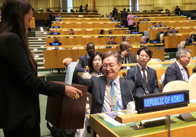 6일 열린 유엔 안보리 비상임이사국 선거에서 황준국 주 유엔 한국대사가 투표하는 장면. 사진 외교부 제공.