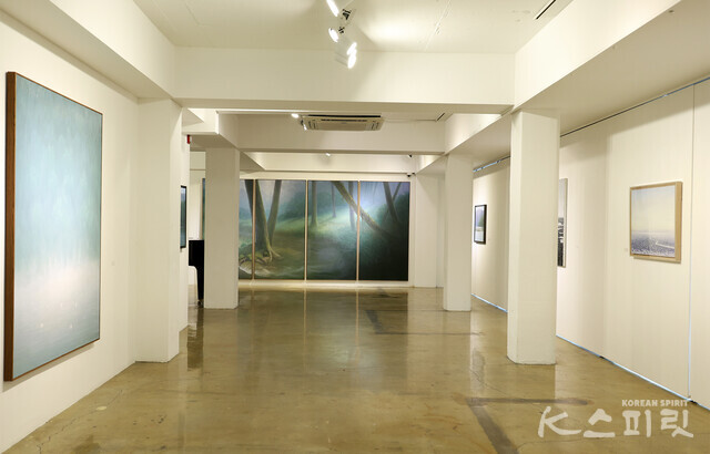 갤러리마리는 7월 13일(목)까지 김동철, 문인환, 추니박 3인전 《풍경의 힘》을 개최한다 [사진 김경아 기자]