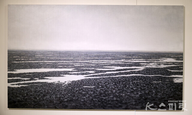 문인환, '바다', 2023, Acrylic on canvas, 97x162cm [사진 김경아 기자]