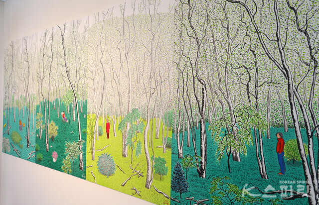 추니박, '침묵의 숲' 연작, 2023, 한지에 먹, 아크릴릭, 각 129x79cm (일부 이미지) [사진 김경아 기자]