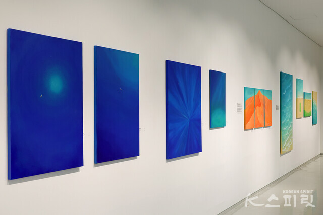 슈페리어갤러리는 7월 11일(화)까지 정화백, 조이스진의 2인전 《Mood, sunday》를 개최한다 [사진 김경아 기자]