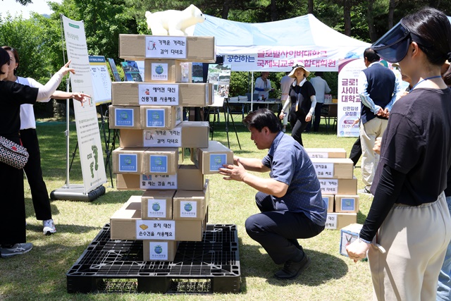 제3회 지구시민 대축제에서 참가자들이 지구환경 게임을 하고 있다.  사진 김경아 기자