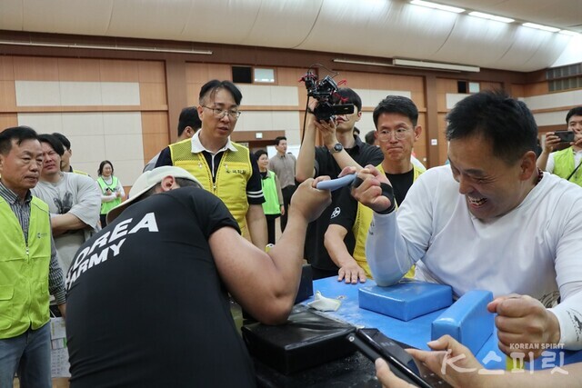 지난 17일 충남 천안 국학원에서 검지 하나로 겨루는 '제1회 일지핑거 씨름대회'가 열려 전국에서 224명의 선수가 출전했다. 사진 강나리 기자.