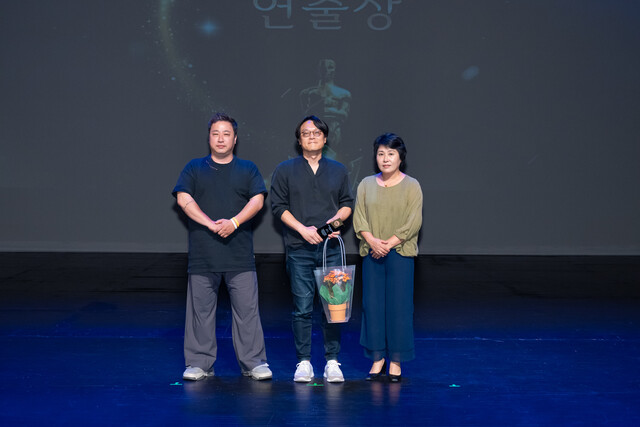 극단 적 '4분 12초' 연출 이곤이 연출상을 받았다. 사진 서울연극협회