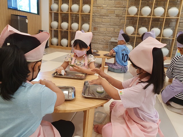 한식진흥원은 6월 25일  단오 맞이 세시음식 만들기 어린이 프로그램을 진행했다. 사진 한식진흥원