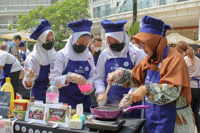 인도네시아 자카르타 센트럴파크몰 트리베카 공원에서 열린 ‘2023년 한식요리 경연대회’에서 참가자들이 한식을 조리하고 있다. 사진 한식진흥원