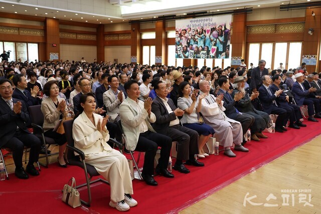 교육계와 문화예술계 등 각계각층 주요 인사들이 참석해 벤자민인성영재학교 10주년을 축하했다. 사진 김경아 기자.
