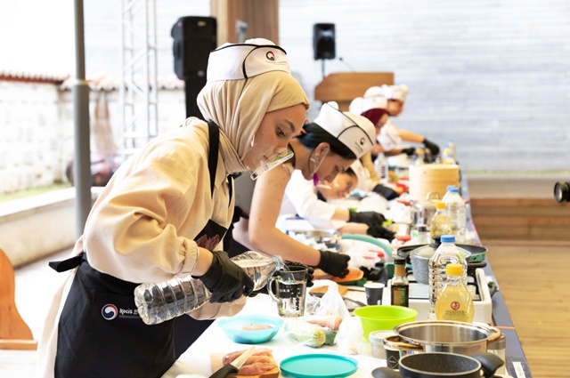 지난 6월 튀르키예 앙카라에서 열린 ‘2023년 한식요리 경연대회’에 참가자들이 한식을 조리하고 있다. 사진 한식진흥원