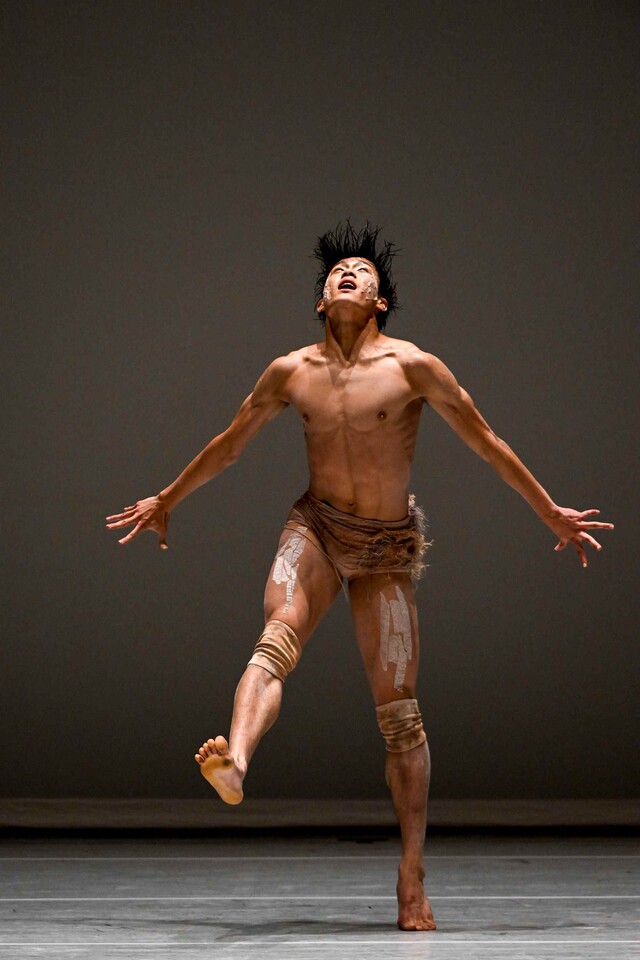 대상 수상 김영웅. 서울 마포아트센터에서 7월 7일(목)부터 16일(일)까지 열린 제20회 서울국제무용콩쿠르 본선 경연에서 김영웅(세종대학교)이 대회 그랑프리의 영광을 차지했다. 사진 서울국제무용콩쿠르 사무국