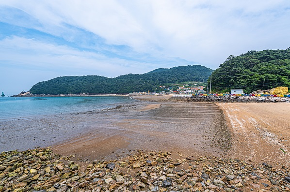 인천 옹진군 이작마을에서는 썰물때만 드러나는 신비의 모래섬 풀등도 체험할 수 있다. 사진 해양수산부.