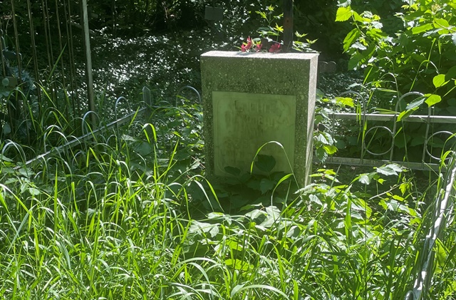 키르기스스탄 공화국의 수도 비슈케크 공동묘지에 방치된 최재형 부인 최 엘레나 페트로브나 묘. 사진 서경덕