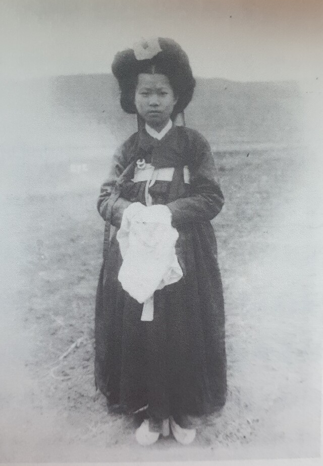 회령 두만강변 신부차림의 여인. 1910년대 촬영한 유리 원판 사진. 사진 '조선총독부의 간도시찰 보고서' 갈무리.
