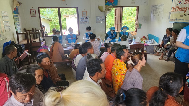 블루크로스농어촌의료봉사단이 라오스 주민들을 진료하고 있다. 사진 블루크로스농어촌의료봉사단.